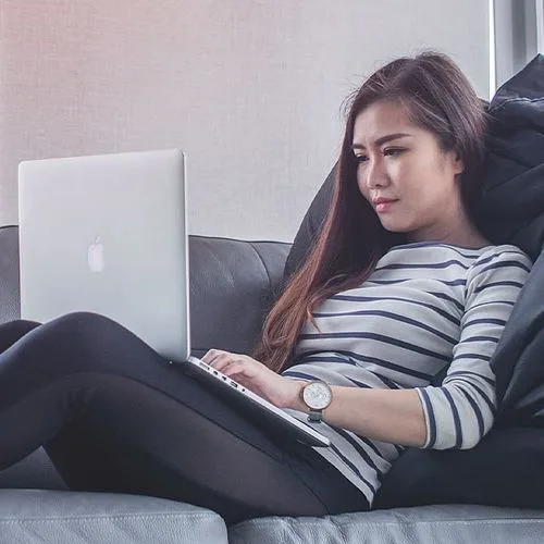 Customer placing an online order via Hostme online ordering app. 