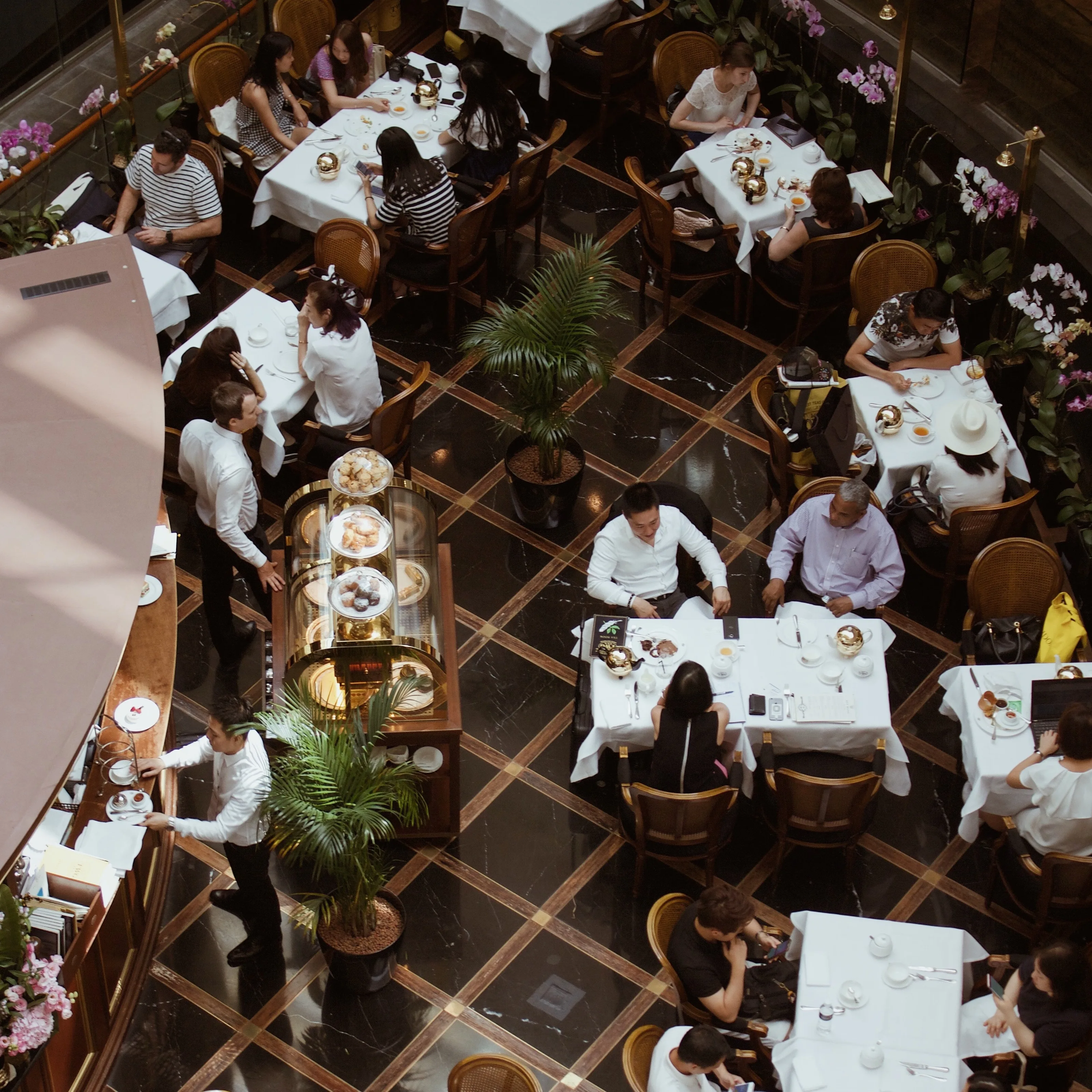Busy restaurant benefiting from a table turnover optimization